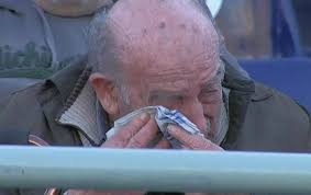 abuelo llorando